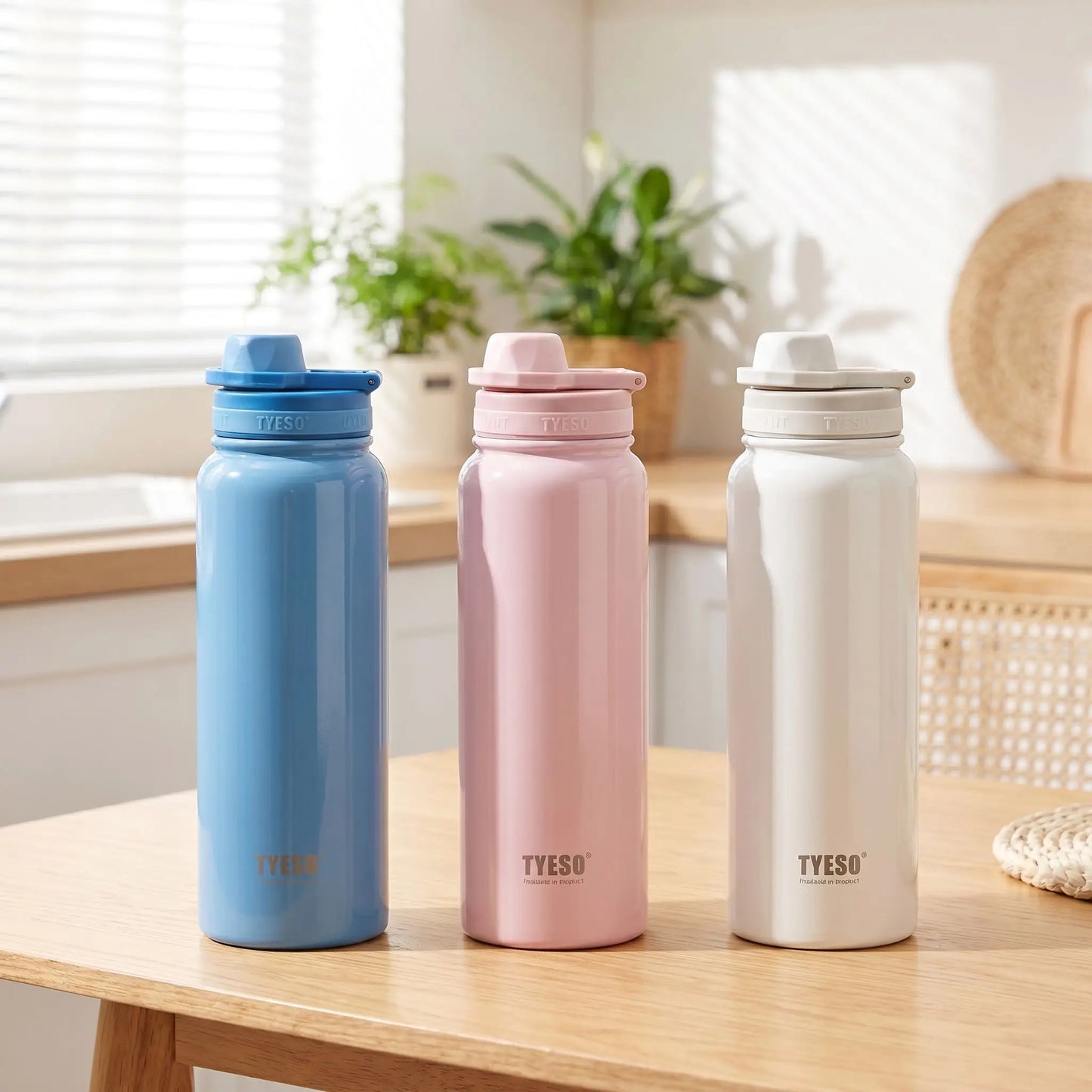 trois differente couleur de la gourde isotherme