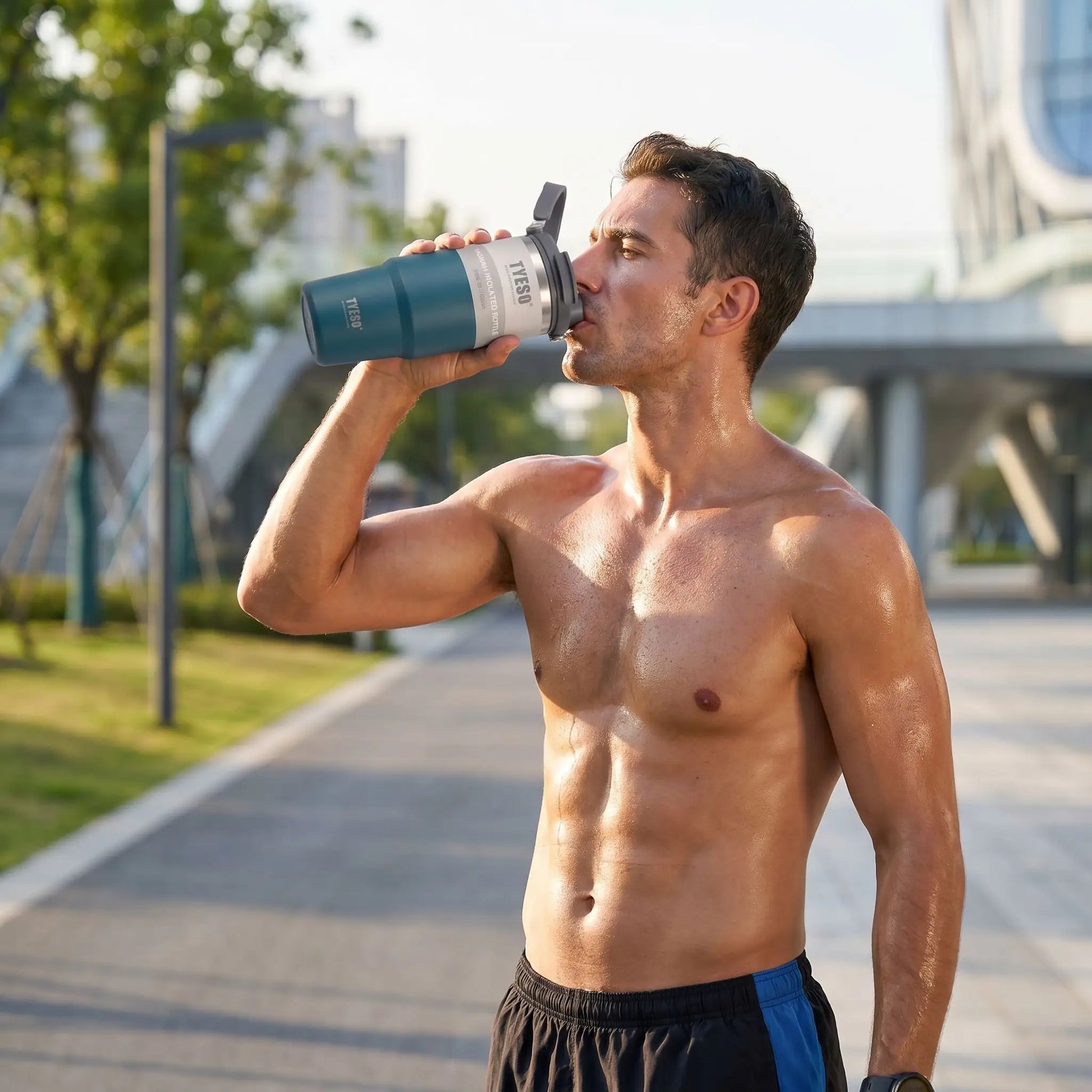 un homme bois avec la gourde isotherme