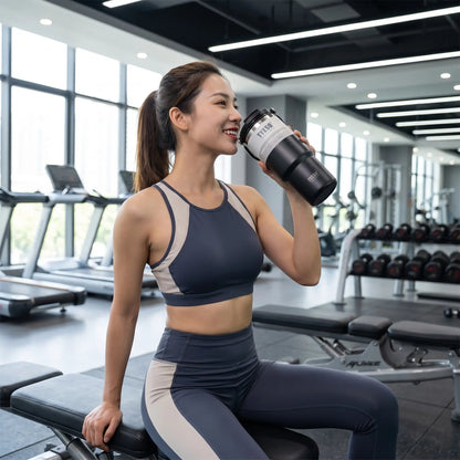 une femme au gym bois avec la gourde isotherme