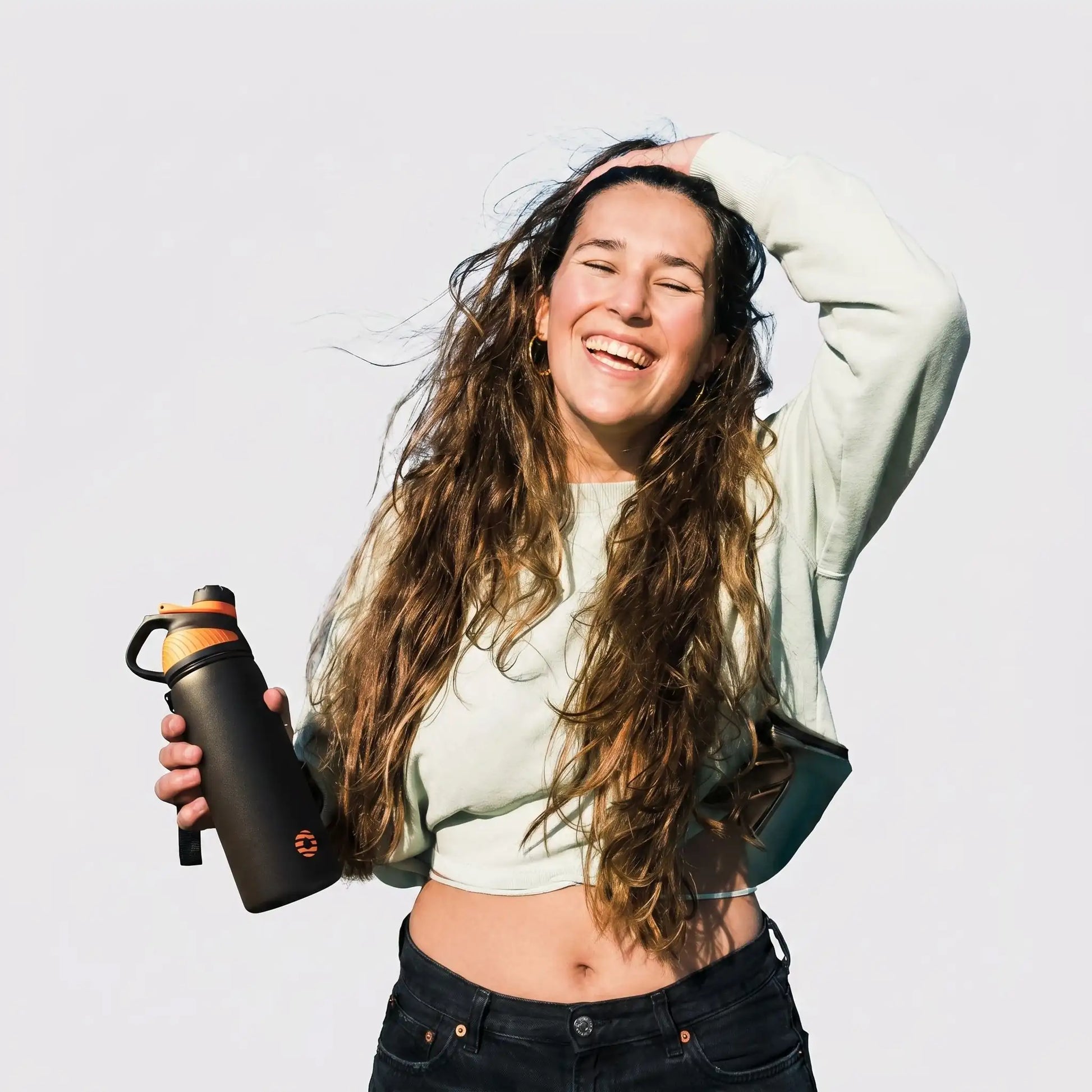 une femme avec la gourde isotherme noir