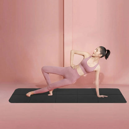 une femme fait un geste de yoga sur un tapis de yoga