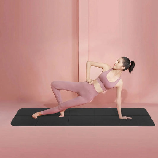 une femme fait un geste de yoga sur un tapis de yoga