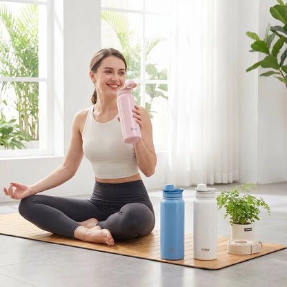 une femme qui fait du yoga bois avec la gourde isotherme