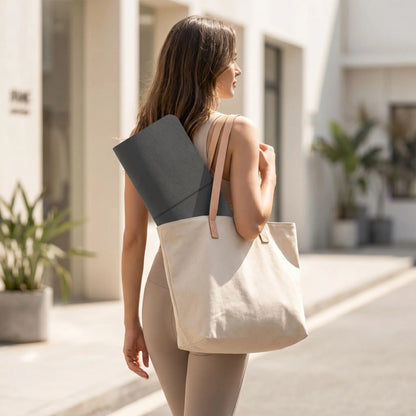 une femme transporte un tapis de yoga dans son sac